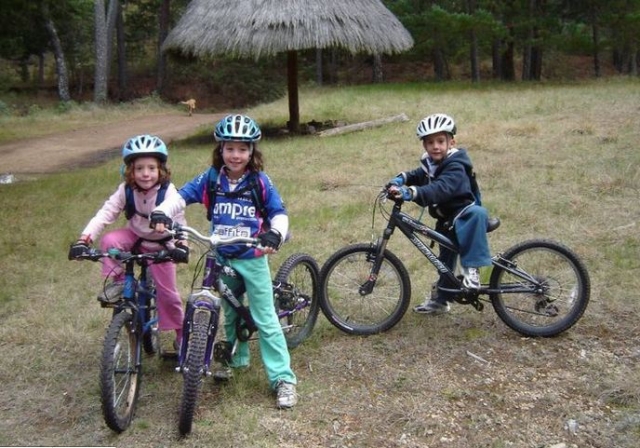 Los niños en bicicleta